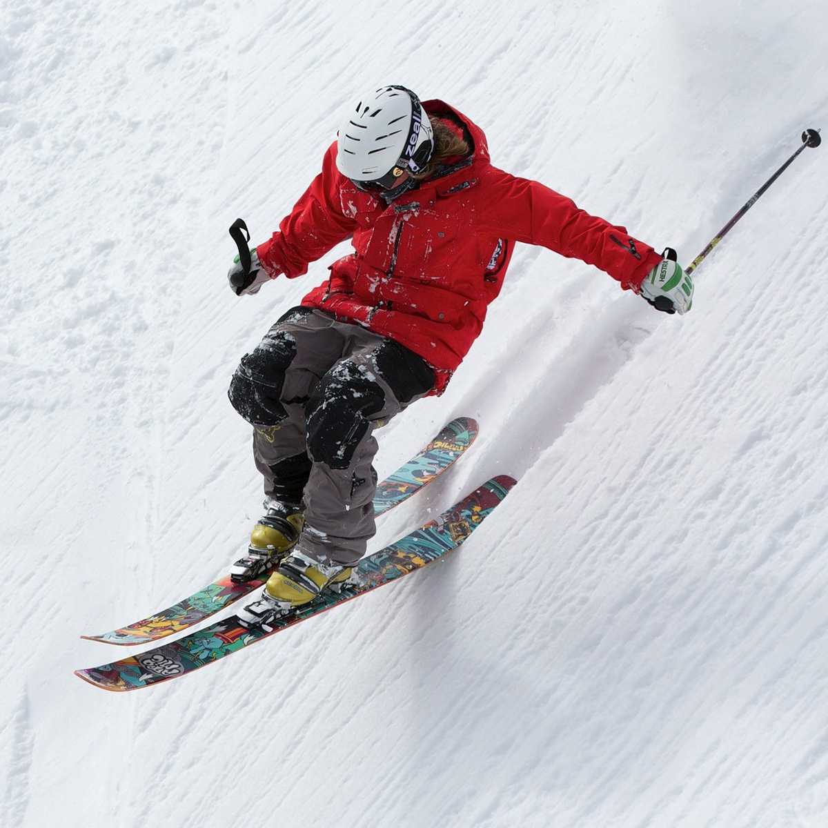 Skier ridding powder